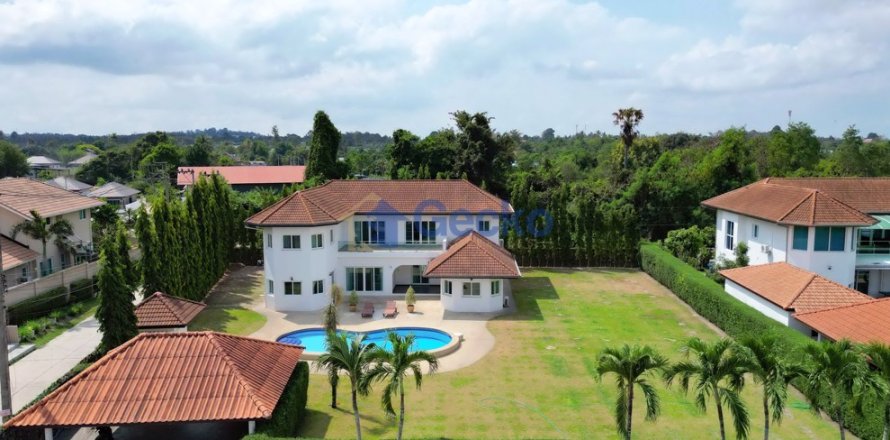 House in Pattaya, Thailand 5 bedrooms № 197149