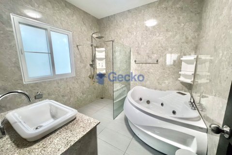 House in Pattaya, Thailand 5 bedrooms № 197149 - photo 25