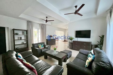 House in Pattaya, Thailand 5 bedrooms № 197150 - photo 7