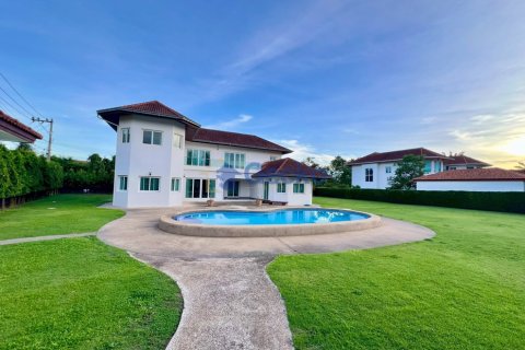 House in Pattaya, Thailand 5 bedrooms № 197150 - photo 5