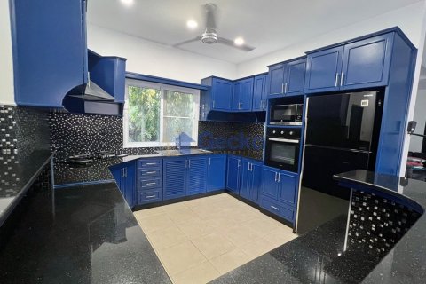House in Pattaya, Thailand 5 bedrooms № 197150 - photo 8