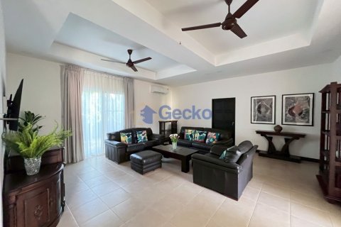 House in Pattaya, Thailand 5 bedrooms № 197150 - photo 6