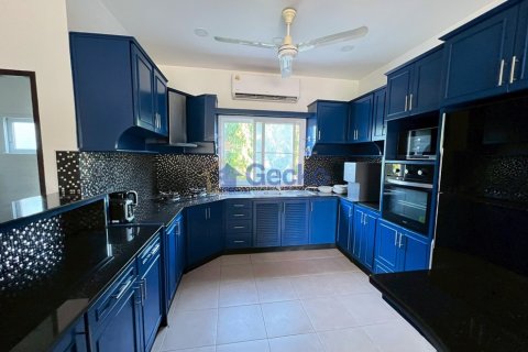 House in Pattaya, Thailand 5 bedrooms № 197150 - photo 9