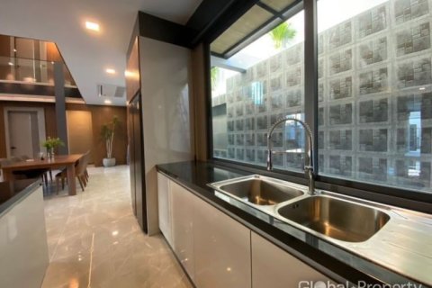 House in Pattaya, Thailand 5 bedrooms № 168151 - photo 12