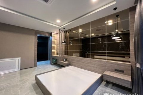 House in Pattaya, Thailand 5 bedrooms № 168151 - photo 5