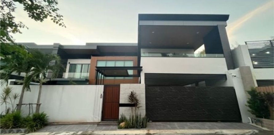 House in Pattaya, Thailand 5 bedrooms № 168151