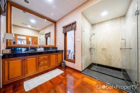 House in Pattaya, Thailand 3 bedrooms № 168150 - photo 13