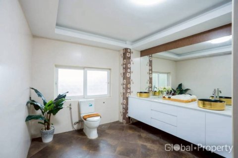 House in Pattaya, Thailand 4 bedrooms № 168148 - photo 18
