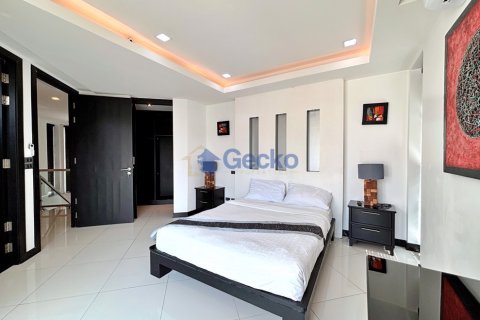 House in Pattaya, Thailand 4 bedrooms № 196936 - photo 20