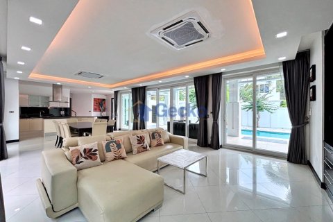 House in Pattaya, Thailand 4 bedrooms № 196936 - photo 2