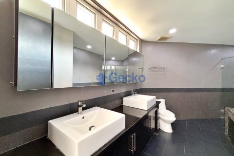 House in Pattaya, Thailand 4 bedrooms № 196936 - photo 26