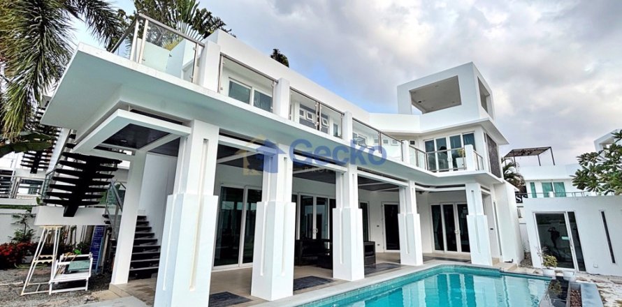 House in Pattaya, Thailand 4 bedrooms № 196936