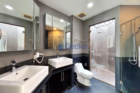 House in Pattaya, Thailand 4 bedrooms № 196936 - photo 16