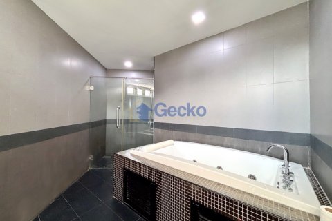 House in Pattaya, Thailand 4 bedrooms № 196936 - photo 25
