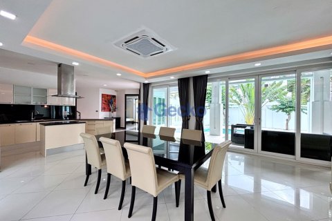 House in Pattaya, Thailand 4 bedrooms № 196936 - photo 5