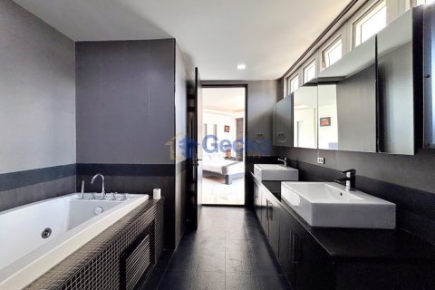 House in Pattaya, Thailand 4 bedrooms № 196936 - photo 24