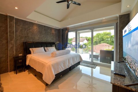 House in Pattaya, Thailand 5 bedrooms № 196934 - photo 16