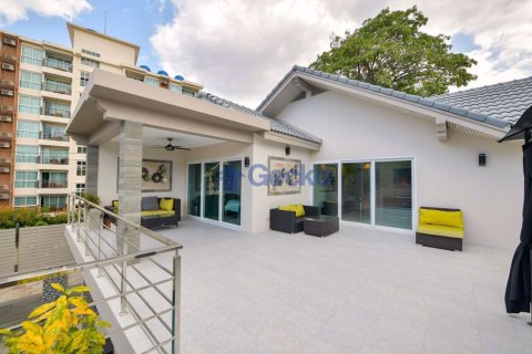 House in Pattaya, Thailand 5 bedrooms № 196934 - photo 2