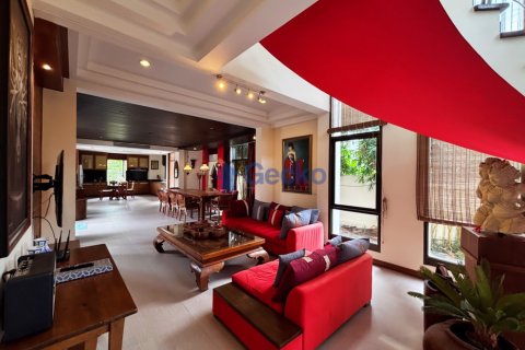 House in Pattaya, Thailand 5 bedrooms № 196094 - photo 11