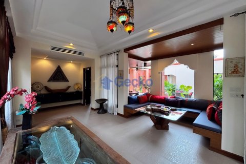 House in Pattaya, Thailand 5 bedrooms № 196094 - photo 19