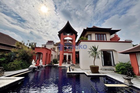 House in Pattaya, Thailand 5 bedrooms № 196094