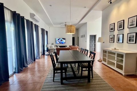 Villa in Pattaya, Thailand 4 bedrooms № 153076 - photo 5