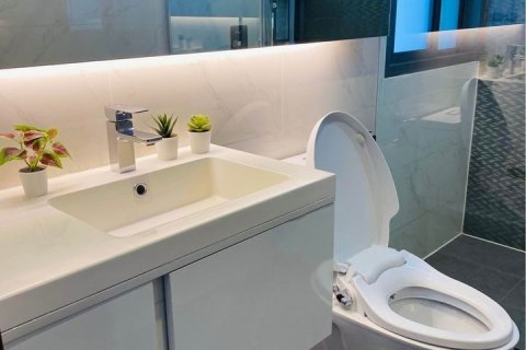 Condo à Khlong Toei, Bangkok, Thaïlande, 2 chambres  № 153649 - photo 9