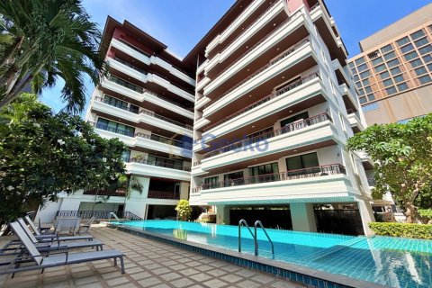 Condo in Pattaya, Thailand, 2 bedrooms  № 196743