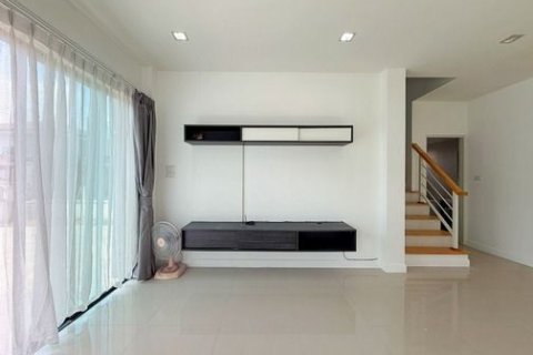 House in Pathum Thani, Thailand 3 bedrooms № 170723 - photo 4