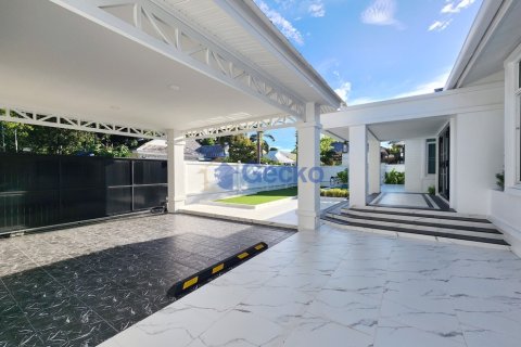 House in Pattaya, Thailand 3 bedrooms № 196151 - photo 5