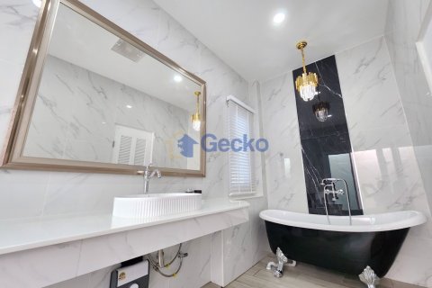 House in Pattaya, Thailand 3 bedrooms № 196151 - photo 26
