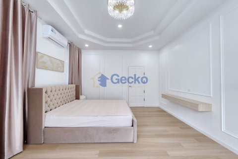 House in Pattaya, Thailand 3 bedrooms № 196151 - photo 7