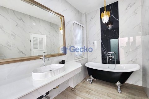 House in Pattaya, Thailand 3 bedrooms № 196151 - photo 30