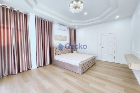 House in Pattaya, Thailand 3 bedrooms № 196151 - photo 20
