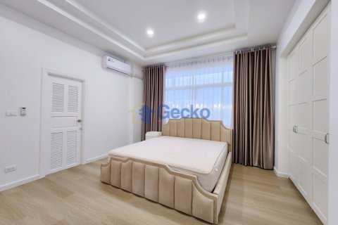 House in Pattaya, Thailand 3 bedrooms № 196151 - photo 13