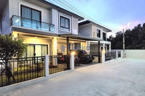 House in Pattaya, Thailand 4 bedrooms № 196155