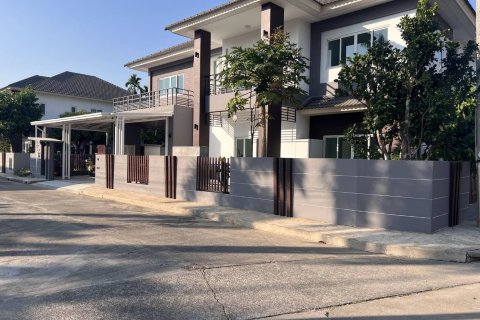 House in Hang Dong, Thailand 7 bedrooms № 147765 - photo 1