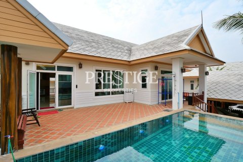 House in Pattaya, Thailand 6 bedrooms № 198524