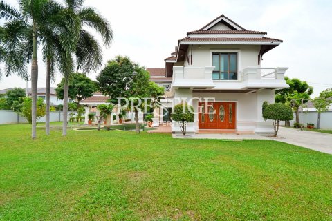 House in Pattaya, Thailand 4 bedrooms № 198527
