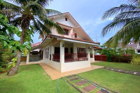 Villa in Pran Buri, Thailand 3 bedrooms № 168603 - photo 2