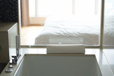 Condo in Bangkok, Thailand, 2 bedrooms  № 143499 - photo 8