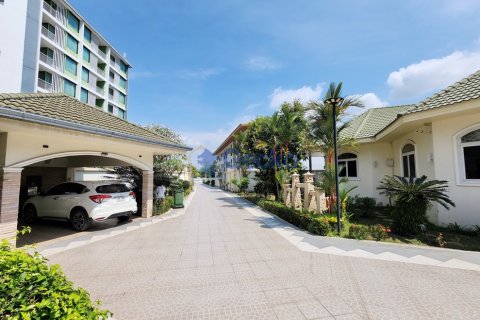 House in Pattaya, Thailand 3 bedrooms № 197373 - photo 2
