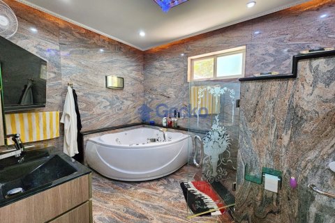 House in Pattaya, Thailand 3 bedrooms № 197373 - photo 24
