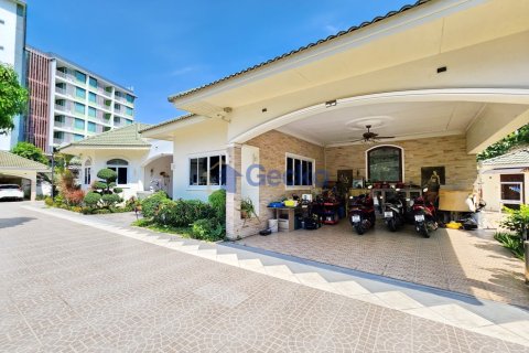 House in Pattaya, Thailand 3 bedrooms № 197373 - photo 30