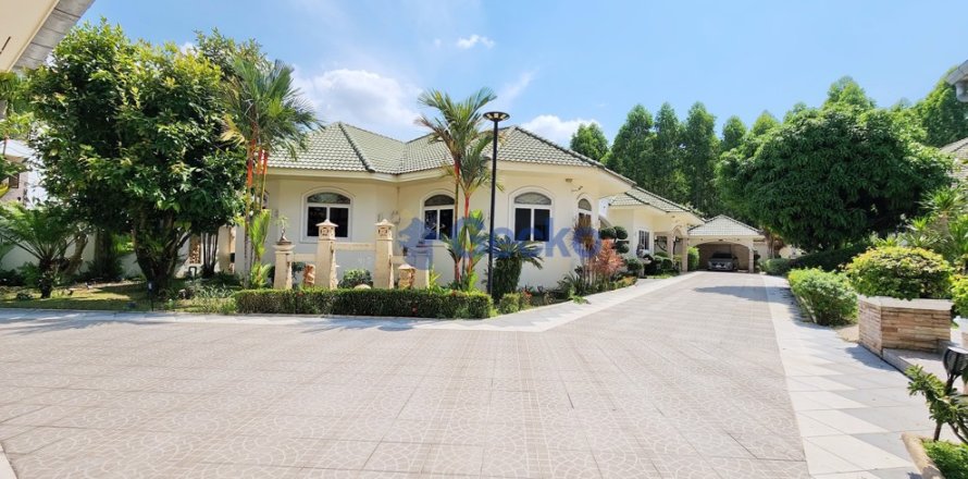 House in Pattaya, Thailand 3 bedrooms № 197373