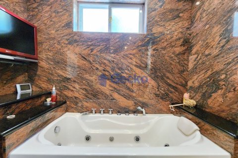 House in Pattaya, Thailand 3 bedrooms № 197373 - photo 21