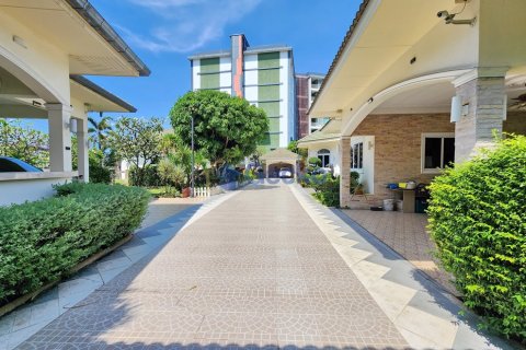 House in Pattaya, Thailand 3 bedrooms № 197373 - photo 28