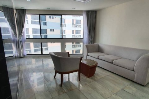 Condo in Bangkok, Thailand, 3 bedrooms  № 143327 - photo 2