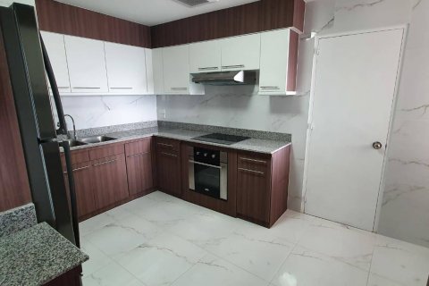 Condo in Bangkok, Thailand, 3 bedrooms  № 143327 - photo 14