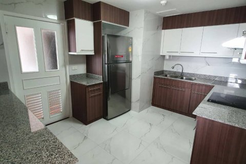 Condo in Bangkok, Thailand, 3 bedrooms  № 143327 - photo 13